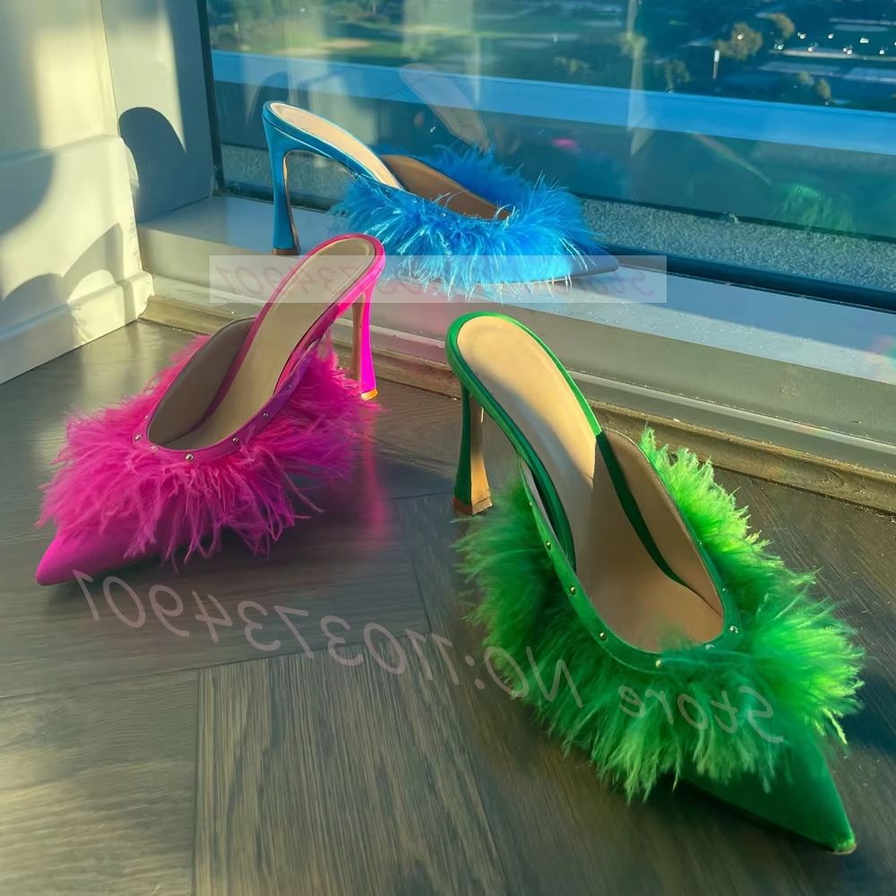 Court Heel Pointed - Mules de tacón con plumas de